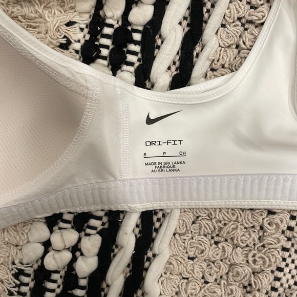 Nike front closure zip up sports bra - Picture 4 of 6